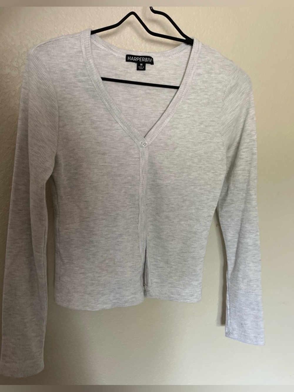 HARPER & IVY Heather White Ribbed V-Neck Button cropped Cardigan